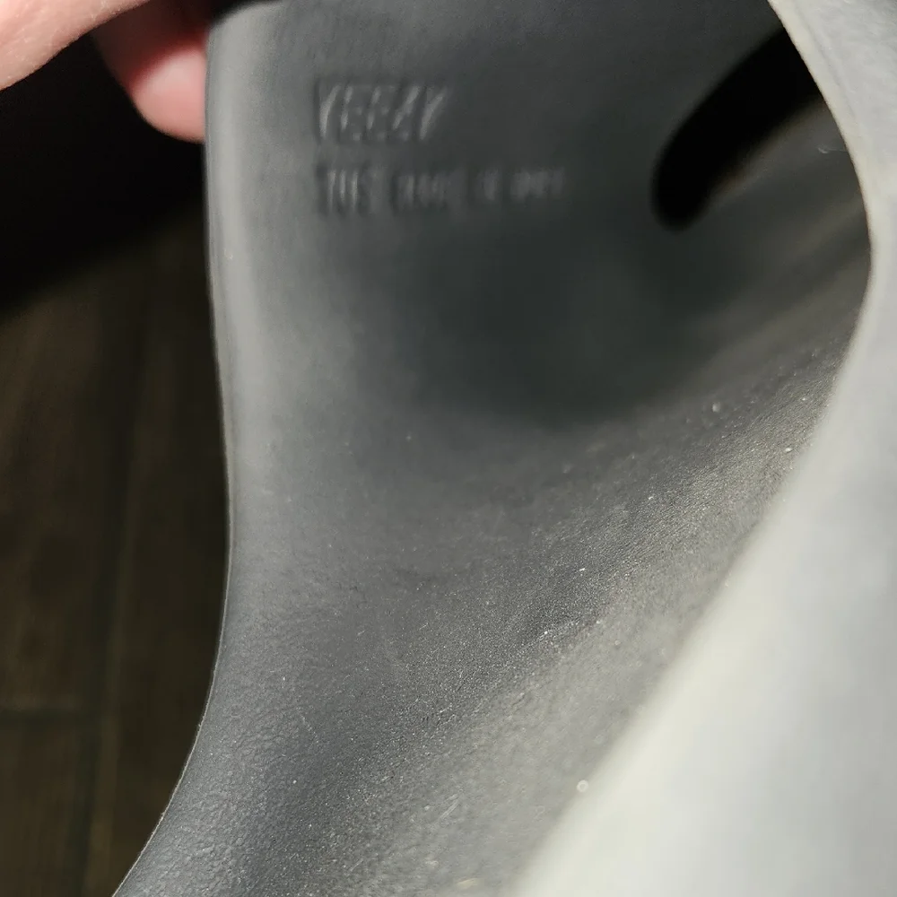 Adidas Boys Yeezy Slide Sandals in Charcoal - Picture 5 of 5
